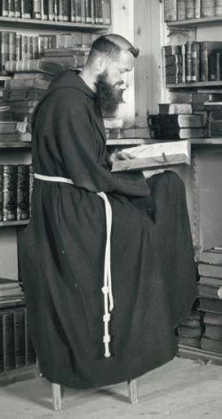Br. Stephan Oetzbrugger in der Kapuzinerbibliothek Salzburg